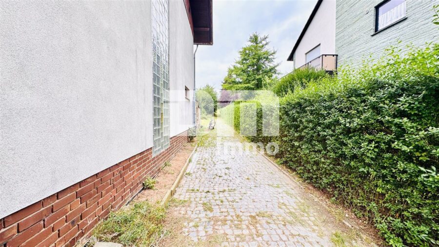 (R)eserviert!Geräumiges 1 bis 2 Familienhaus mit gigantischem Grundstück und Doppelgarage - Zufahrt Grundstück